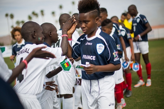 Echange de Fanions France-Fanions lors de la Danone Nation Cup
